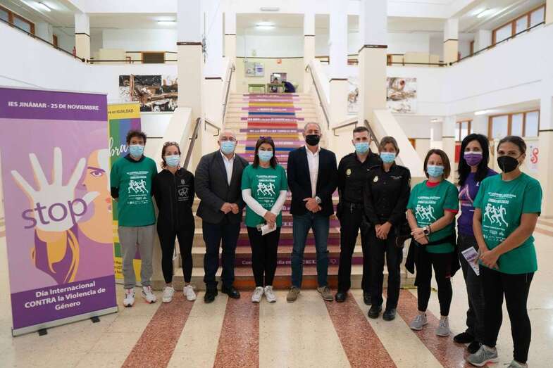 Los 540 alumnos del instituto así como su profesorado participaron en esta iniciativa solidaria / TA